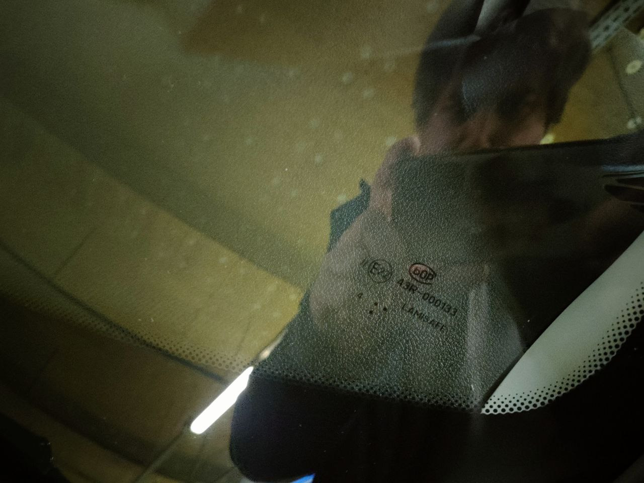 Записался в новом для себя МРЭО в ТЦ Калейдоскоп на Сходненской на четверг, 10 утра.
Записался бы раньше, да мелочь в виде трещины на лобовом с гарантированным отказом осложняла жизнь.

Ещё до покупки, в пятницу, я заказал себе новое стекло в AG Experts в ТЦ Весна на Алтуфьевском шоссе, сервис, знакомый ещё по Калине. Записали на среду 5 вечера, соответственно, сразу после замены на регистрацию.

Вчера сбежал с работы часа в 2, чтобы помыть машину, постоял минут 30 в очереди на мойку, уехал на другую самомойку, постоял ещё минут 30 там, помыл морду, к 4 закатываюсь и говорю — вот машина, я пошёл.
Сходил поел супчик, спускаюсь обратно — всё готово. Фигасе скорость, минут 30-40 наверно за всё про всё, правда попросили постоять ещё полчасика, чтобы клей схватился.

К 10 я приехал в МФЦ, получил талончик, сел в окошко, отдал все доки:
— ДКП
— выписку из ЭПТС
— СТС прошлой хозяйки

ОСАГО при регистрации сейчас не требуют, а диагностическая карта мне не нужна, т.к. машине меньше 4 лет.

Спустился на площадку, открыл капот, весь осмотр занял секунд 40 — стакан, табличка на стойке и номер двигателя. Большой привет тем, у кого двигатель запчасть и кто не смотрит — смотрят, проверяют, сверяют номер, всё ок.

После успешного осмотра поднимаюсь наверх, забираю номера и иду обратно к машине. Открутив номера 40 региона, сдав их в окошечко и прикрутив новые 977-го, я получил в свой автопарк третью колесницу уже официально. За всё про всё — меньше часа.

Насколько же деградировала процедура регистрации автотранспорта за 20 лет, уму непостижимо. Раньше как было, в 4 утра приезжаешь к МРЭО, какие-то мутные типы тебя записывают за 200 рублей в красную тетрадку уже тридцать седьмым, ни поспать, ни поссать, чтобы нидайбох очередь без тебя не прошла, к вечеру МОЖЕТ БЫТЬ до тебя очередь дойдет. И подраться можно, и поорать вдоволь "вас тут не стояло", в общем, выпустить весь накопленный негатив. А щас чё, пришел, спокойно все за 40 минут прошел, сидишь ждёшь номера. Никакой романтики.

В следующем посте расскажу о том, что куплено прям сходу. Всем пофиг, я думаю, но душа просит :)