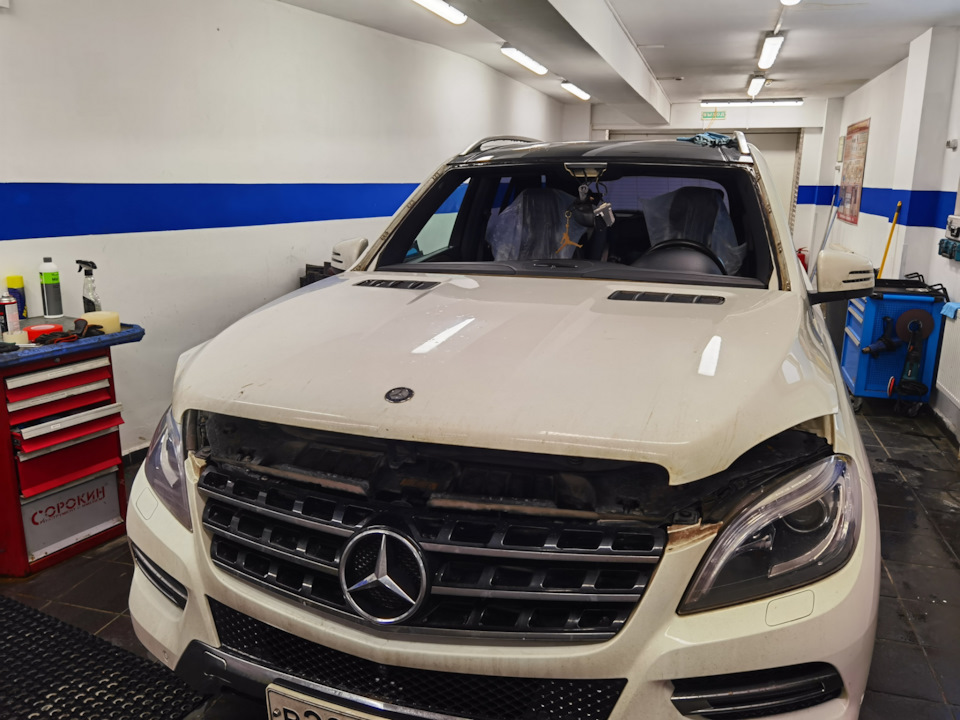 Все предельно просто, поймал камень в лобовое . так бывает . пошла трещина, так тоже бывает 🤷‍♂️

Ну и следует наверно сказать, что как это не удивительно но за 18 лет как я автолюбитель я первый раз меняю лобовое стекло.
Машина "в каске" от Тинькофф. С направлением к официалу .
Замена стекла без справок с франшизой 10000 руб.

Открыл приложение, загрузил фото трещины, через пару часов звонок от менеджера, и в течении дня направление на партнерский профильный сервис (я сам выбрал по локации, от моего офиса 3 минуту, удобно)

Звонок от партнёра "здравствуйте, у нас есть очень хороший вариант, китайский, в наличии"
Я — " нет, только оригинал "
AGexpert — "а у вас сейчас оригинал, тогда надо ждать "
Я — "буду ждать"
AGexpert — "хорошо, мы с вами свяжемся"

1,5 недели и меня ждут на установку .

Замена 40 минут .

Ребята профи, насколько я могу судить ! Но сделали все при мне быстро и красиво 👍
И вот я с новым лобовым.

Итог — каско Тинькофф и работу с ними рекомендую, минимальное количество контактов и желаемый результат .

AGexpert тоже рекомендую, быстро и качественно (гарантия)

Ну и если бы не каско тообошлось бы мне в AGexpert все это за 98000 рубликов . так для информации.
Я параллельно посмотрел стекла по маркету, находил от 70 тысяч (оригинал) без работы .