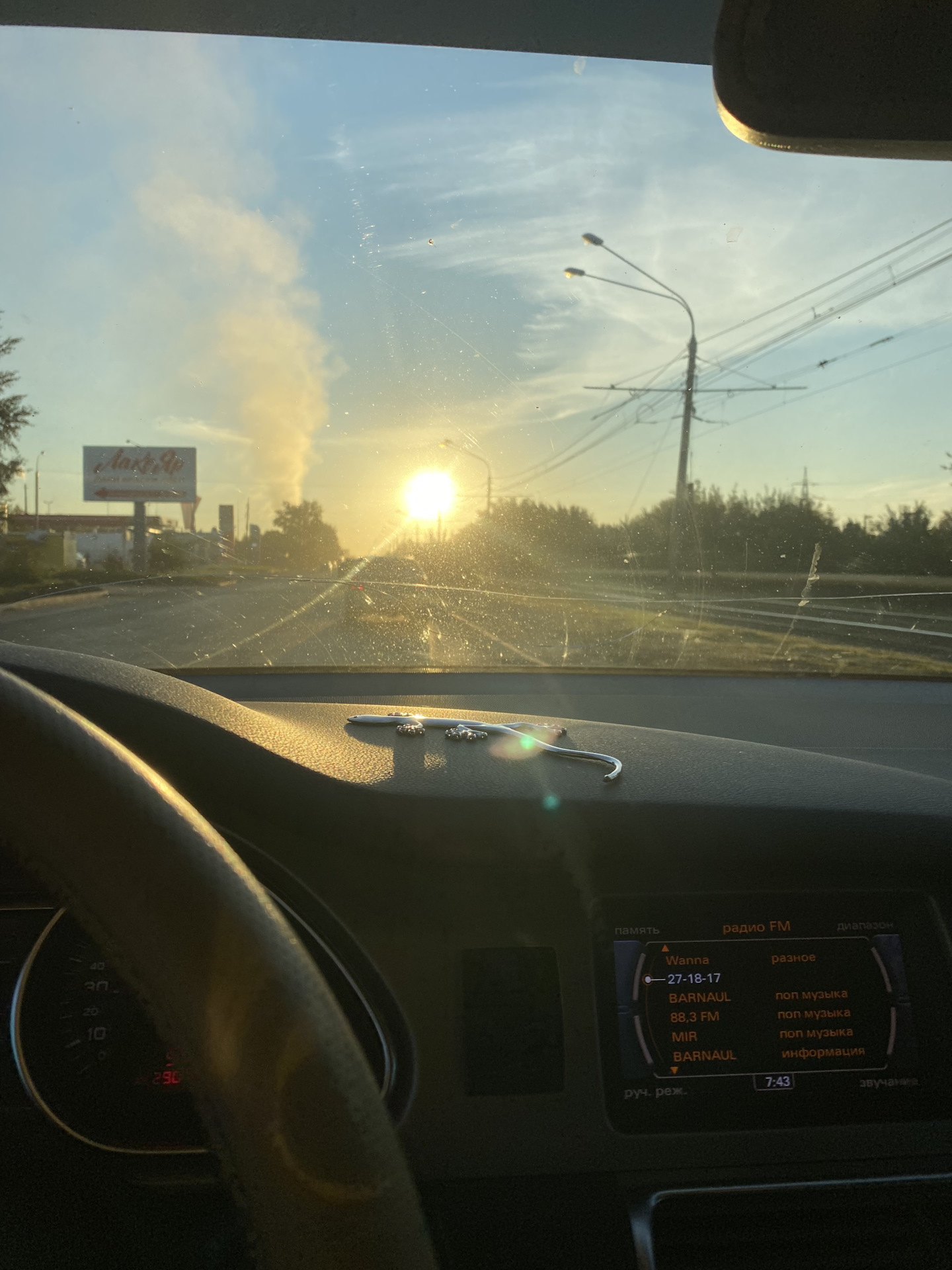 Всех приветствую!
Вот и первое исполнение намеченного плана по замене лобового стекла, стекло поставил новое фирмы NordGlass ибо всякое б/у орига не всегда хорошо и самый большой минус для себя принял то что у нас в Барнауле по наличию не было либо оставляло желать лучшего, вообщем новое есть новое + сделал полностью тонировку атермальной пленкой и полоску 30см. Рамка лобового в отличном состоянии без намеков на ржу это радует!
Что по стеклу; стекло не искажает и не бликует, доволен на все 💯 % и так сказать прозрел от увиденного через него, круто и эффект ВАУ был!

P/S;
Предлагалось два варианта Польша NordGlass за 10800 & Япония AGS за 22300 ну и замена 4500₽ первый вариант в наличии и второй с гарантией на 1 год от производите на одну замену от сколов и трещин.
Тонировка атермалкой + полоса 5% 30см 8000₽
А ну и то что Польша не совсем Польша а скорее всего БОР!


Рекомендую, молодцы все четко и без проволочек!