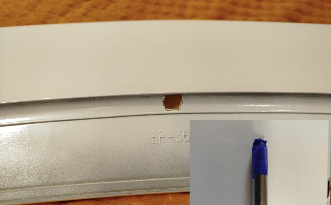 Спойлер — один из немногих элементов стайлинга для Outlander, который вызывает минимум споров — разумеется, с ним лучше, чем без него :)


Со спойлером теперь
Итак, заказал на Али сразу крашеный… По прикидкам некрашеный+покраска (зато точно в цвет) получалась примерно в 15Круб. Окрашеный сразу в белый — 4,3Круб. Решил рискнуть.

Пришел спойлер в транспортную компанию упакованный в пузырчатую пленку основательно, как мумия :)
И, тем не менее — сурпрыз! Заметный залом на внешнем ребре :(


Ну как так?
Ну в той 10-сантиметровой толщины обертке вряд ли так могло получиться, скорее всего сразу таким положили.
В-общем, подал спор (изначально подумал, что оспоренный деньги отдам мастерам, чтобы шпатлевали и красили). Отспорил 1,8Круб. То есть спойлер с дефектом обошелся в 2,5Круб.


По цвету — очень хорошее попадание, разве что на спойлере есть примесь блестящая (наверное, это Polar White или как его там). Но с завода бампера от кузова отличаются существенно сильнее :)
Уже начал у знакомых спрашивать, кто занимается такими работами, никто не признавался… повертел-покрутил в руках и решил кое-что попробовать :)

Сделал технологическое отверстие на внутренней стороне, обмотал изолентой наконечник длинной отвертки, нагрел спойлер в теплой воде, арендовал у жены фен и поставил его на минимальный нагрев.
Ну и изнутри минут за 30 осторожненько выровнял дефект.


Технологическое отверстие и инструмент
Пару недель спойлер отлежался на балконе (проверил, не сработает ли эффект памяти у пластика, когда остынет). Дефект проявился прям минимально (и то, это я знал, куда смотреть). Еще минут 10 повторил процедуру поддавливания и нагрева — и вуаля! Результат отличный.


Живьем вообще место дефекта не найдешь
Следующим квестом оказалось прикрепление.
Дальнейший текст скорее всего будет более интересен ростовчанам…

Беглый поиск стекольного герметика и праймера показал, что это добро обойдется в пару тысяч, не меньше. И потом почти весь герметик все равно на выброс…
Заехал в пару мест, где устанавливают стекла. В одном (федеральная сетка, АвтоТрейд) сразу сказали, что у них нет такой услуги в прайсе, а "внепрайсовые работы" караются штрафом и вплоть до увольнения. Но общались вежливо.

В другом (с довольно живыми социальными сетями, вроде как позиционирующие себя положительно, Автостекла на Вавилова) — просто вышел чувак, ни здрасте, ни досвидания, просто сказал "нет, я это делать не буду" и развернулся. Резкий контраст с социальными сетями. Неприятный осадочек :)

Уже подумал — ну всё, придется самому материалы покупать и звать кого-нибудь на помощь для ровной установки. Но решил заглянуть к еще одним установщикам автостекол. Оказалось, неподалеку есть AG Experts. Ребята красавчики — и пообщались вежливо, и один парень вышел посмотрел-пощупал спойлер. Согласились сделать. Подошли прям очень профессионально — все обезжирили, нанесли праймер, погрели феном и спойлер и крышку багажника, нанесли герметик, приклеили спойлер. И стоимость услуги нормальная — 1,5Круб.


Кепка
В-общем, теперь Белый Бумбр со спойлером.
Считаю, что он делает внешний вид аута существенно гармоничнее. Плюс стоимость доработки получилась ну очень приятной.