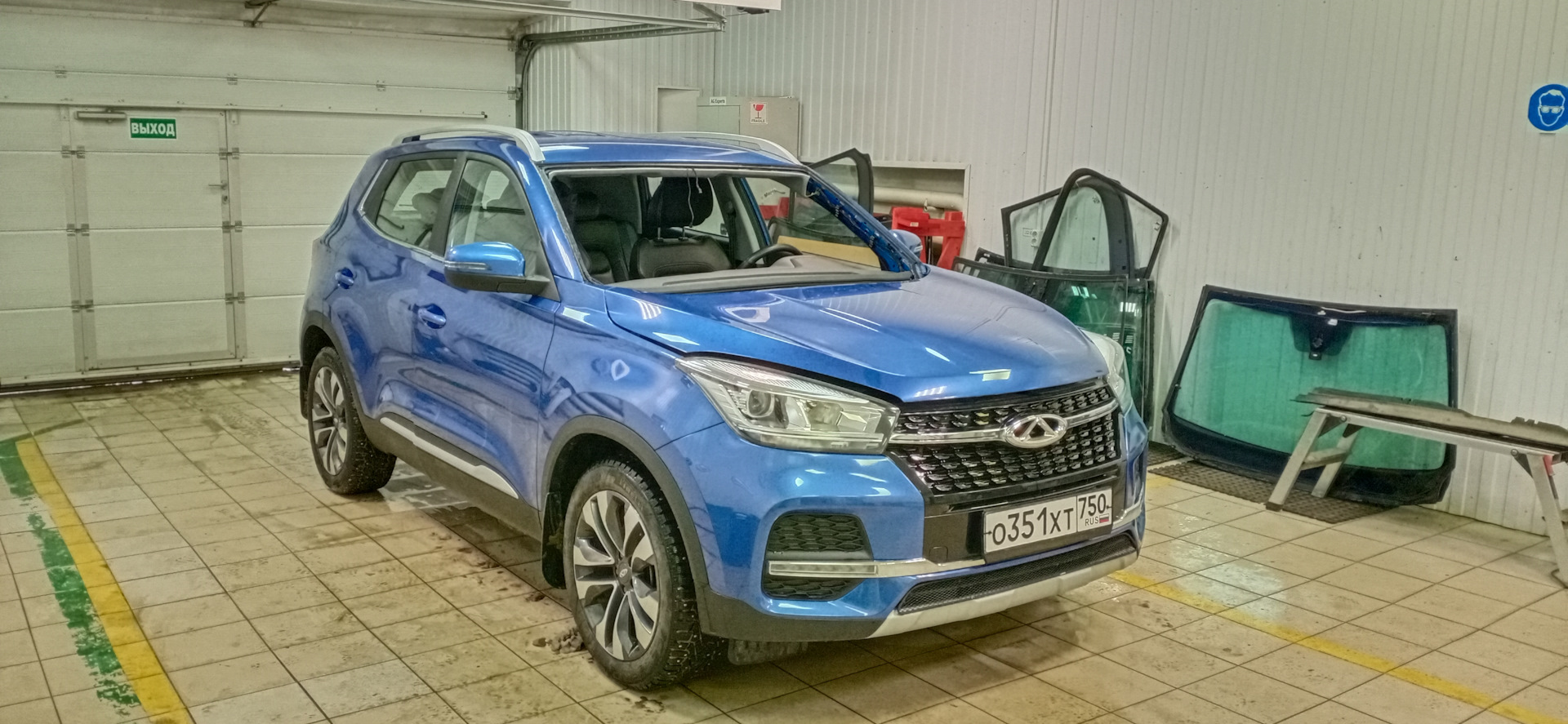 Давно не писал. За это время ничего особенно не случалось, авто радует, скоро ТО-6.
В конце октября, возвращаясь и Ярославля в Москву, на трассе в Московской области, от Тонара, летящего в соседней полосе, прилетел серьезный камень в лобовое и оставит свой след. След бы продемонстрирован специалистам по ремонту стекол и признан неремонтопригодным, поскольку пошло расслоение триплекса и попытка закачать туда полимер, приведет к дальнейшему разрыву стекла.

Обратился по КАСКО в Росгосстрах. Все быстро и дистанционно оформили, и направили на ремонт в специализированный сервис по стеклам AG Experts.

Стекло заменили быстро, оказалось что я отстал в этом вопросе лет на 10, раньше полагалось при замене стекла, чтобы мастика застывала в теплом помещении сутки. Но сейчас, современные составы, они начальную пленку формируют за 30 минут при температуре выше +5. Через 3 часа уже можно эксплуатировать автомобиль с оговорками (не выше 80 км/ч, избегать резких разгонов и торможений, максимально нежно проезжать лежаки на минимальной скорости). Через сутки наступает полная полимеризация состава. После замены выдают гарантийный талон. На обогрев гарантия 30 дней, на стекло и работы — 36 месяцев.

Однако после замены, на следующий день выяснилось, что не греет пассажирская половина стекла.

Если кто не знает, у нас обогрев разделен по вертикали на две половины. У каждой половины собственный разъем питания.

Сразу позвонил на горячую линию AGExperts. Несложная процедура, отправили рекламацию на завод и через неделю заменили мне стекло еще раз. Теперь всё отлично работает, тьфу тьфу тьфу.

Кстати, стекла для нашего авто производятся в России международным концерном AGC Automotive, ведущим поставщиком автостёкол для автоконцернов по всему миру. От штатного оно, субъективно, отличается более высокой прозрачностью стекла. Если кого-то интересует что-то по процессу, тог отвечу в комментариях.