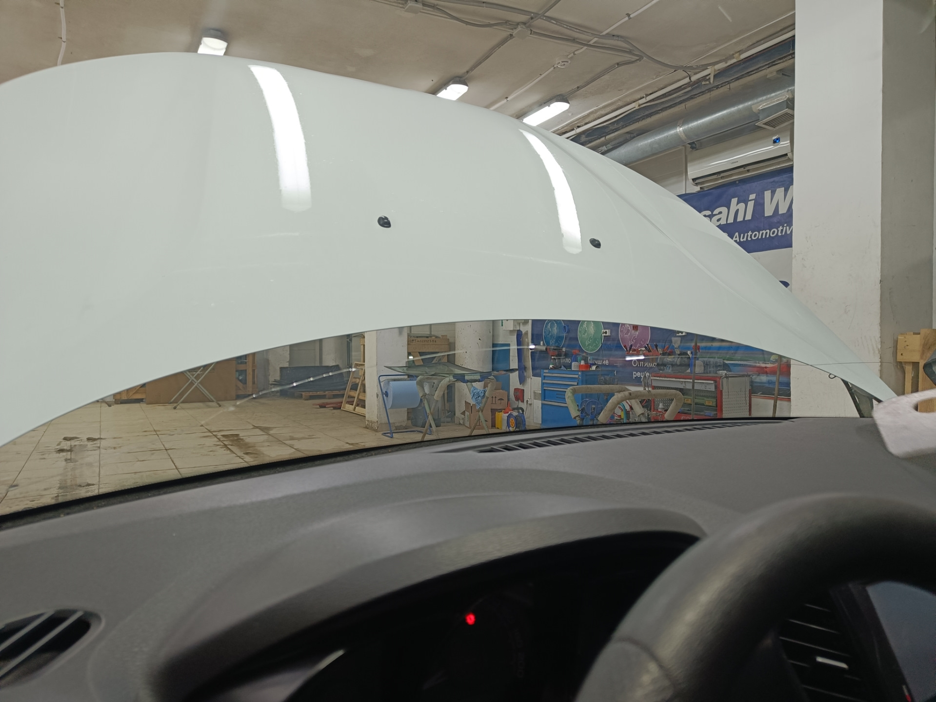 В общем, машина стояла на улице весь ноябрь. Приехал с командировки и утром завёл, а сам пошел домой пить чай пока она грелась. Через пол часа выхожу и вижу, что по всей длине лобовой появилась трещина от небольшого скола — поймал камушек летом, когда ехал на море.

Трещина на всю длину. Стекло SISECAM
Вроде особо и не мешается, но напрягало, что находится на уровне глаз. Так покатался где-то месяц и решил позвонить нескольким фирмам, так сказать узнать цены рынка. Первой фирмой оказалась AG Experts. Цену за стандартное стекло Бор с небольшим затемнением и зелёным оттенком озвучили 7800 рублей. Установка бесплатная. После этого даже звонить не стал другим фирмам, а сразу записался на удобную дату — цена меня устроила. Во время разговора уточнил ещё раз нужную модель стекла с евро-кодом 4592AGS и переспросил точно будет оригинальный Бор, а не какой-то кооператив… Ответили, что будет 100% Бор, который сейчас ставят на конвейер, надо только выбрать вариант его исполнения: с датчиками или без, и т.п. Попросили в день установки заранее заехать на мойку.

А вот и мойка. Прайс — космос для Уфы, одна фаза 600 рублей 🙂 и это только наружка…
После мойки заехал в соседний бокс, где уже весёлые ребята за несколько минут разобрали жабо и сняли старое лобовое.

Старое заводское стекло SISECAM
На фото видно тот самый скол, с которого всё пошло по швам…

Парни срезали лишний герметик и обезжирили поверхность
Видно, что на заводе особо не заморачиваются и наносят герметик так себе. Теперь понятно, почему у некоторых владельцев вода в салоне: на фото можно найти уязвимые места.

Новое стекло установлено. Теперь у нас Бор.
Пол часа и готово!

Стекло ветровое Бор 8450007323 E22 43R-000122 Lamisafe
После того как приклеили, я ещё часик погулял в ближайшем ТЦ пока схватится герметик, вернулся и успел пообщаться с мастерами. Прошло 2 часа и я не спеша поехал домой.

P.s. Парни сказали, что стекла AGS и Бор делают в одном заводе, чему я был удивлён.