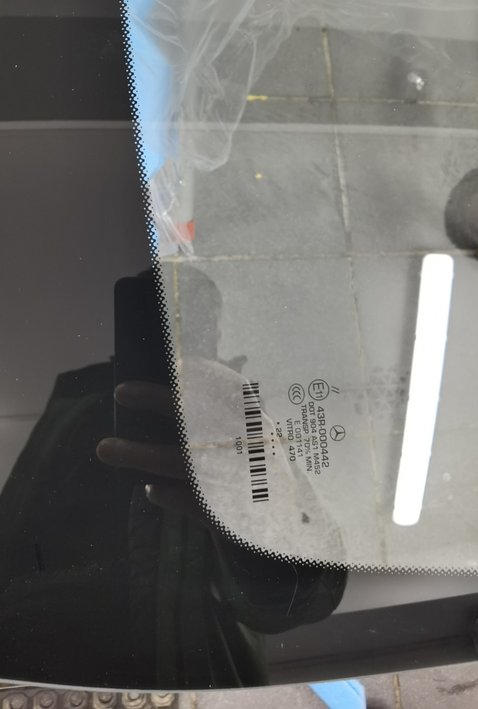 Все предельно просто, поймал камень в лобовое . так бывает . пошла трещина, так тоже бывает 🤷‍♂️

Ну и следует наверно сказать, что как это не удивительно но за 18 лет как я автолюбитель я первый раз меняю лобовое стекло.
Машина "в каске" от Тинькофф. С направлением к официалу .
Замена стекла без справок с франшизой 10000 руб.

Открыл приложение, загрузил фото трещины, через пару часов звонок от менеджера, и в течении дня направление на партнерский профильный сервис (я сам выбрал по локации, от моего офиса 3 минуту, удобно)

Звонок от партнёра "здравствуйте, у нас есть очень хороший вариант, китайский, в наличии"
Я — " нет, только оригинал "
AGexpert — "а у вас сейчас оригинал, тогда надо ждать "
Я — "буду ждать"
AGexpert — "хорошо, мы с вами свяжемся"

1,5 недели и меня ждут на установку .

Замена 40 минут .

Ребята профи, насколько я могу судить ! Но сделали все при мне быстро и красиво 👍
И вот я с новым лобовым.

Итог — каско Тинькофф и работу с ними рекомендую, минимальное количество контактов и желаемый результат .

AGexpert тоже рекомендую, быстро и качественно (гарантия)

Ну и если бы не каско тообошлось бы мне в AGexpert все это за 98000 рубликов . так для информации.
Я параллельно посмотрел стекла по маркету, находил от 70 тысяч (оригинал) без работы .