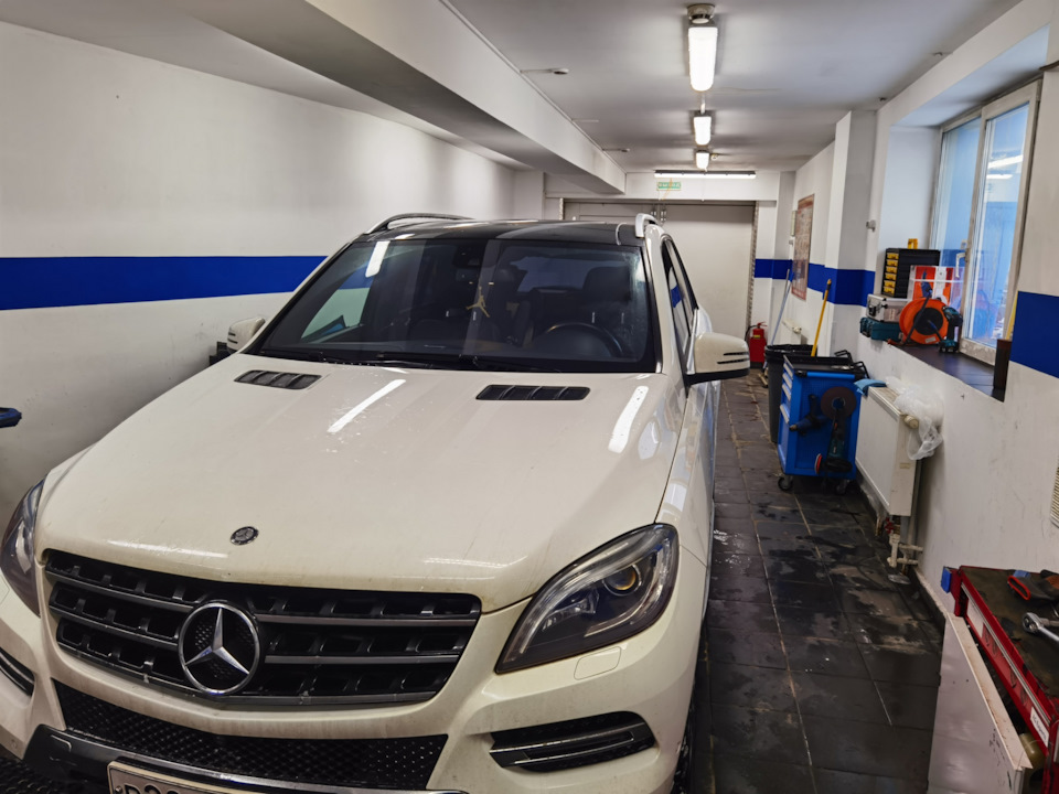 Все предельно просто, поймал камень в лобовое . так бывает . пошла трещина, так тоже бывает 🤷‍♂️

Ну и следует наверно сказать, что как это не удивительно но за 18 лет как я автолюбитель я первый раз меняю лобовое стекло.
Машина "в каске" от Тинькофф. С направлением к официалу .
Замена стекла без справок с франшизой 10000 руб.

Открыл приложение, загрузил фото трещины, через пару часов звонок от менеджера, и в течении дня направление на партнерский профильный сервис (я сам выбрал по локации, от моего офиса 3 минуту, удобно)

Звонок от партнёра "здравствуйте, у нас есть очень хороший вариант, китайский, в наличии"
Я — " нет, только оригинал "
AGexpert — "а у вас сейчас оригинал, тогда надо ждать "
Я — "буду ждать"
AGexpert — "хорошо, мы с вами свяжемся"

1,5 недели и меня ждут на установку .

Замена 40 минут .

Ребята профи, насколько я могу судить ! Но сделали все при мне быстро и красиво 👍
И вот я с новым лобовым.

Итог — каско Тинькофф и работу с ними рекомендую, минимальное количество контактов и желаемый результат .

AGexpert тоже рекомендую, быстро и качественно (гарантия)

Ну и если бы не каско тообошлось бы мне в AGexpert все это за 98000 рубликов . так для информации.
Я параллельно посмотрел стекла по маркету, находил от 70 тысяч (оригинал) без работы .