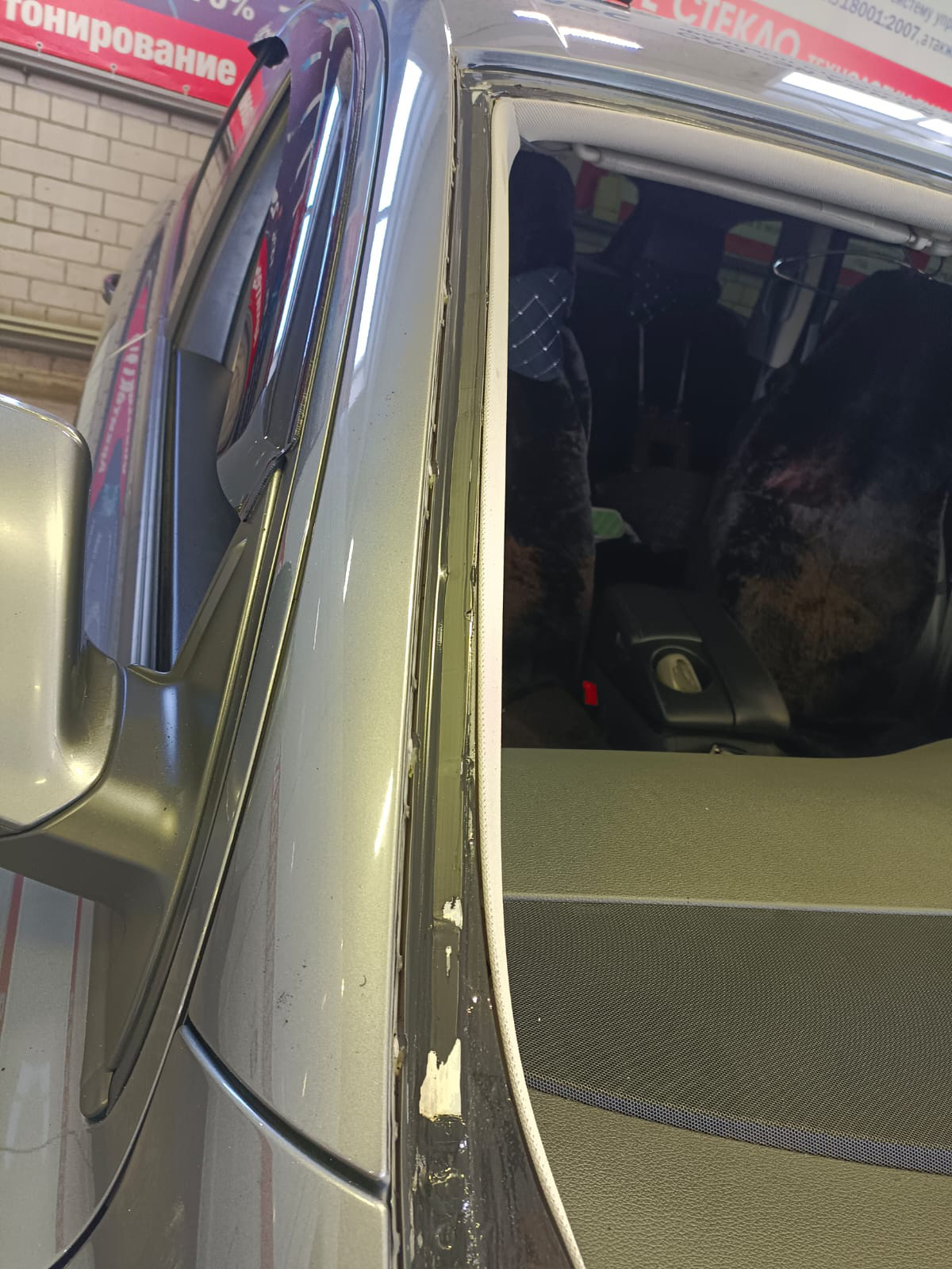 Всех приветствую!
Вот и первое исполнение намеченного плана по замене лобового стекла, стекло поставил новое фирмы NordGlass ибо всякое б/у орига не всегда хорошо и самый большой минус для себя принял то что у нас в Барнауле по наличию не было либо оставляло желать лучшего, вообщем новое есть новое + сделал полностью тонировку атермальной пленкой и полоску 30см. Рамка лобового в отличном состоянии без намеков на ржу это радует!
Что по стеклу; стекло не искажает и не бликует, доволен на все 💯 % и так сказать прозрел от увиденного через него, круто и эффект ВАУ был!

P/S;
Предлагалось два варианта Польша NordGlass за 10800 & Япония AGS за 22300 ну и замена 4500₽ первый вариант в наличии и второй с гарантией на 1 год от производите на одну замену от сколов и трещин.
Тонировка атермалкой + полоса 5% 30см 8000₽
А ну и то что Польша не совсем Польша а скорее всего БОР!


Рекомендую, молодцы все четко и без проволочек!