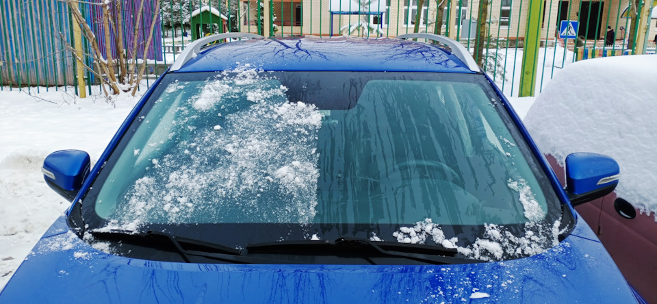 Давно не писал. За это время ничего особенно не случалось, авто радует, скоро ТО-6.
В конце октября, возвращаясь и Ярославля в Москву, на трассе в Московской области, от Тонара, летящего в соседней полосе, прилетел серьезный камень в лобовое и оставит свой след. След бы продемонстрирован специалистам по ремонту стекол и признан неремонтопригодным, поскольку пошло расслоение триплекса и попытка закачать туда полимер, приведет к дальнейшему разрыву стекла.

Обратился по КАСКО в Росгосстрах. Все быстро и дистанционно оформили, и направили на ремонт в специализированный сервис по стеклам AG Experts.

Стекло заменили быстро, оказалось что я отстал в этом вопросе лет на 10, раньше полагалось при замене стекла, чтобы мастика застывала в теплом помещении сутки. Но сейчас, современные составы, они начальную пленку формируют за 30 минут при температуре выше +5. Через 3 часа уже можно эксплуатировать автомобиль с оговорками (не выше 80 км/ч, избегать резких разгонов и торможений, максимально нежно проезжать лежаки на минимальной скорости). Через сутки наступает полная полимеризация состава. После замены выдают гарантийный талон. На обогрев гарантия 30 дней, на стекло и работы — 36 месяцев.

Однако после замены, на следующий день выяснилось, что не греет пассажирская половина стекла.

Если кто не знает, у нас обогрев разделен по вертикали на две половины. У каждой половины собственный разъем питания.

Сразу позвонил на горячую линию AGExperts. Несложная процедура, отправили рекламацию на завод и через неделю заменили мне стекло еще раз. Теперь всё отлично работает, тьфу тьфу тьфу.

Кстати, стекла для нашего авто производятся в России международным концерном AGC Automotive, ведущим поставщиком автостёкол для автоконцернов по всему миру. От штатного оно, субъективно, отличается более высокой прозрачностью стекла. Если кого-то интересует что-то по процессу, тог отвечу в комментариях.