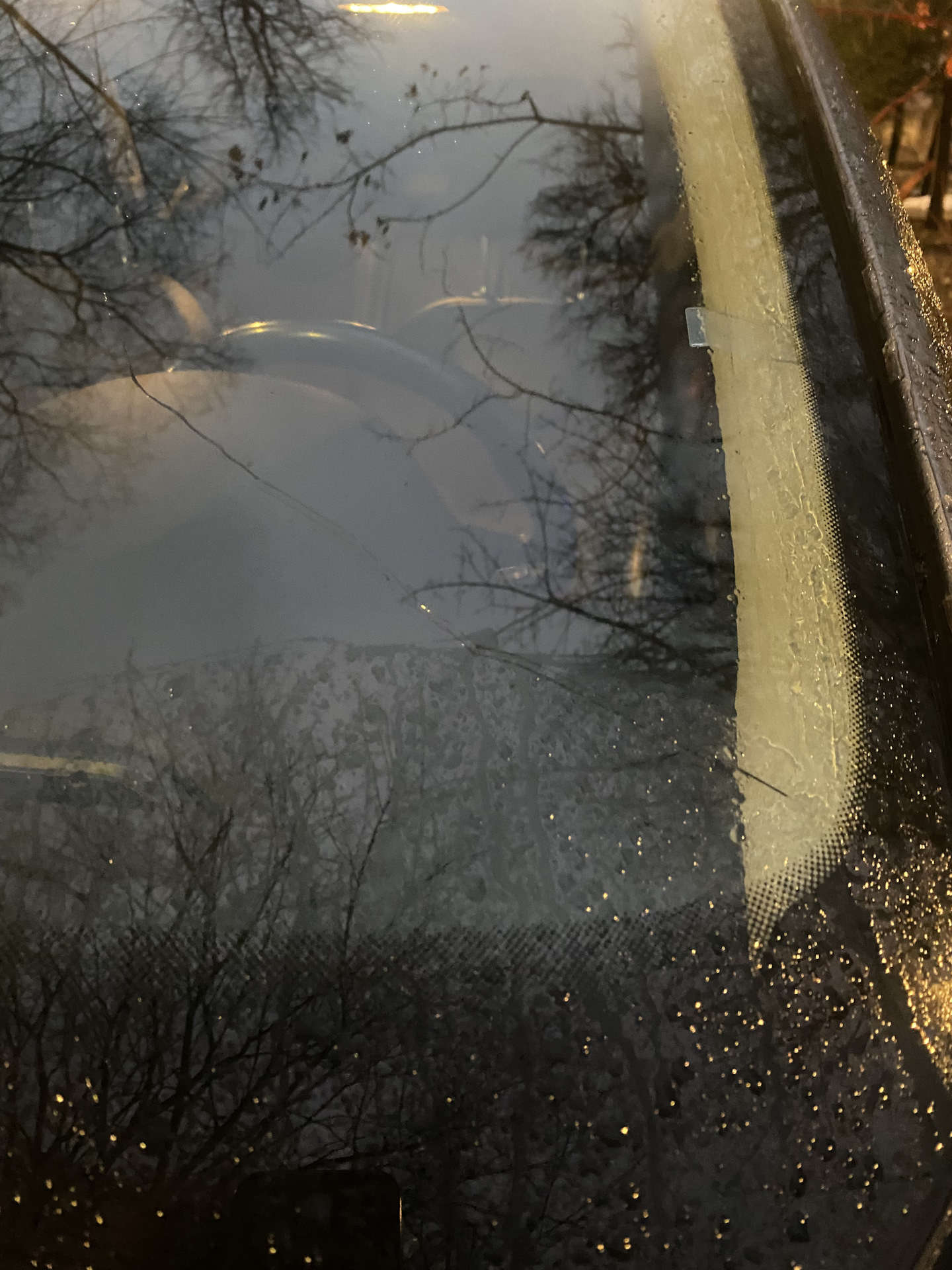 Всем доброго времени суток и ровных дорог.
И так, третья замена лобового )) как мне везет на него. Первая замена по гарантии, не работали часть нитей обогрева, вторая прилетел хороший булыжник в середину лобаша (Замена по КАСКО), и вот по весне 24 года, розочка не большая в низу слева лобового, нити обогрева не задеты. Покатавшись неделю, она не поползла, и я благополучно про нее забыл. Как наступили холода, с перепадом температуры выстрелил луч снизу слева по диагонали, прямо перед глазами… Благо есть КАСКО, один звонок, и записан на замену в AG expert.


По КАСКО выбирать производителя стекла не получается
Ребята работают быстро и качественно, дают гарантию на работу 3 года.


Готовый результат
Получается лобовое это хоть и дорогой, но расходник все таки :))