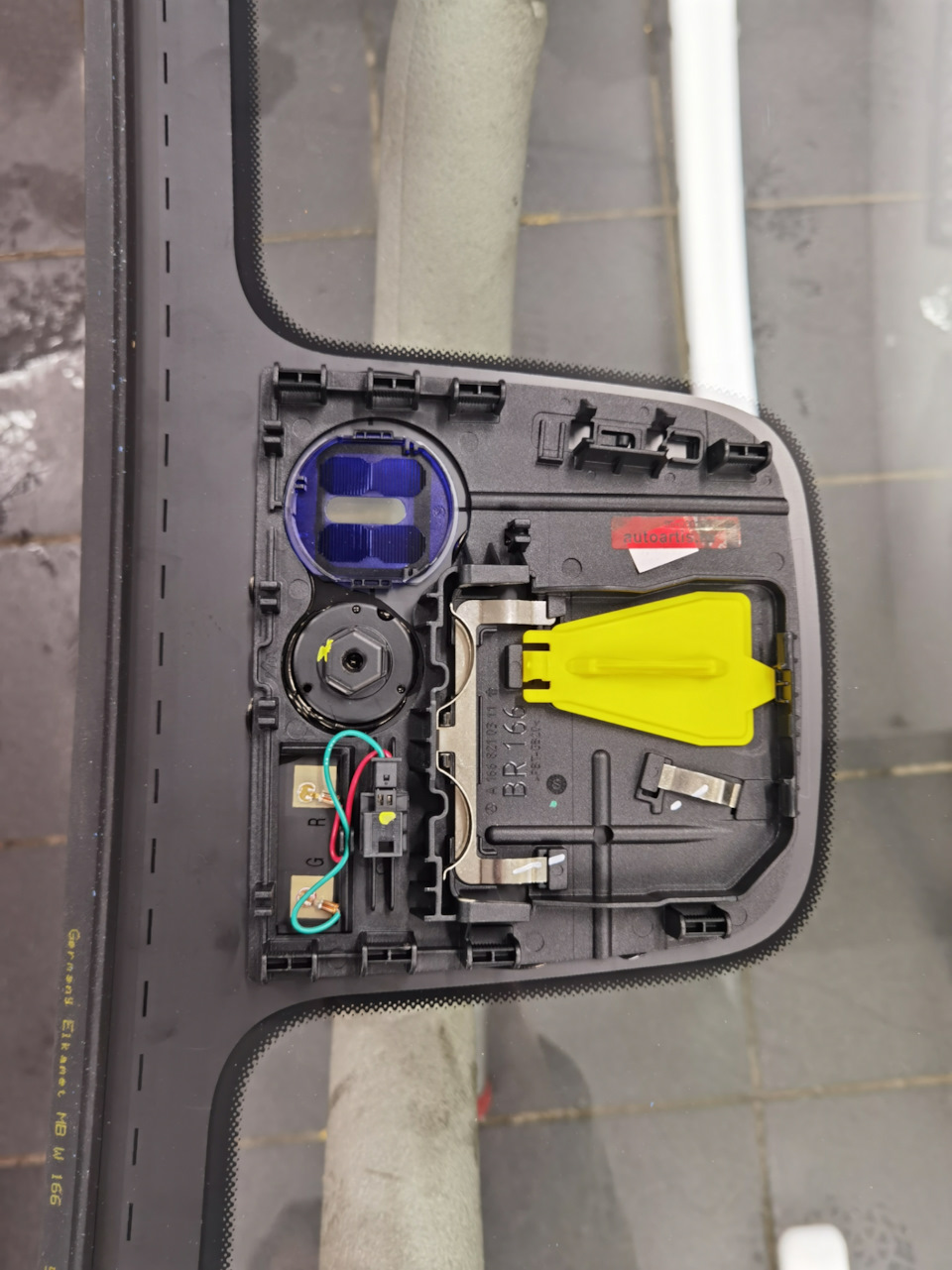 Все предельно просто, поймал камень в лобовое . так бывает . пошла трещина, так тоже бывает 🤷‍♂️

Ну и следует наверно сказать, что как это не удивительно но за 18 лет как я автолюбитель я первый раз меняю лобовое стекло.
Машина "в каске" от Тинькофф. С направлением к официалу .
Замена стекла без справок с франшизой 10000 руб.

Открыл приложение, загрузил фото трещины, через пару часов звонок от менеджера, и в течении дня направление на партнерский профильный сервис (я сам выбрал по локации, от моего офиса 3 минуту, удобно)

Звонок от партнёра "здравствуйте, у нас есть очень хороший вариант, китайский, в наличии"
Я — " нет, только оригинал "
AGexpert — "а у вас сейчас оригинал, тогда надо ждать "
Я — "буду ждать"
AGexpert — "хорошо, мы с вами свяжемся"

1,5 недели и меня ждут на установку .

Замена 40 минут .

Ребята профи, насколько я могу судить ! Но сделали все при мне быстро и красиво 👍
И вот я с новым лобовым.

Итог — каско Тинькофф и работу с ними рекомендую, минимальное количество контактов и желаемый результат .

AGexpert тоже рекомендую, быстро и качественно (гарантия)

Ну и если бы не каско тообошлось бы мне в AGexpert все это за 98000 рубликов . так для информации.
Я параллельно посмотрел стекла по маркету, находил от 70 тысяч (оригинал) без работы .