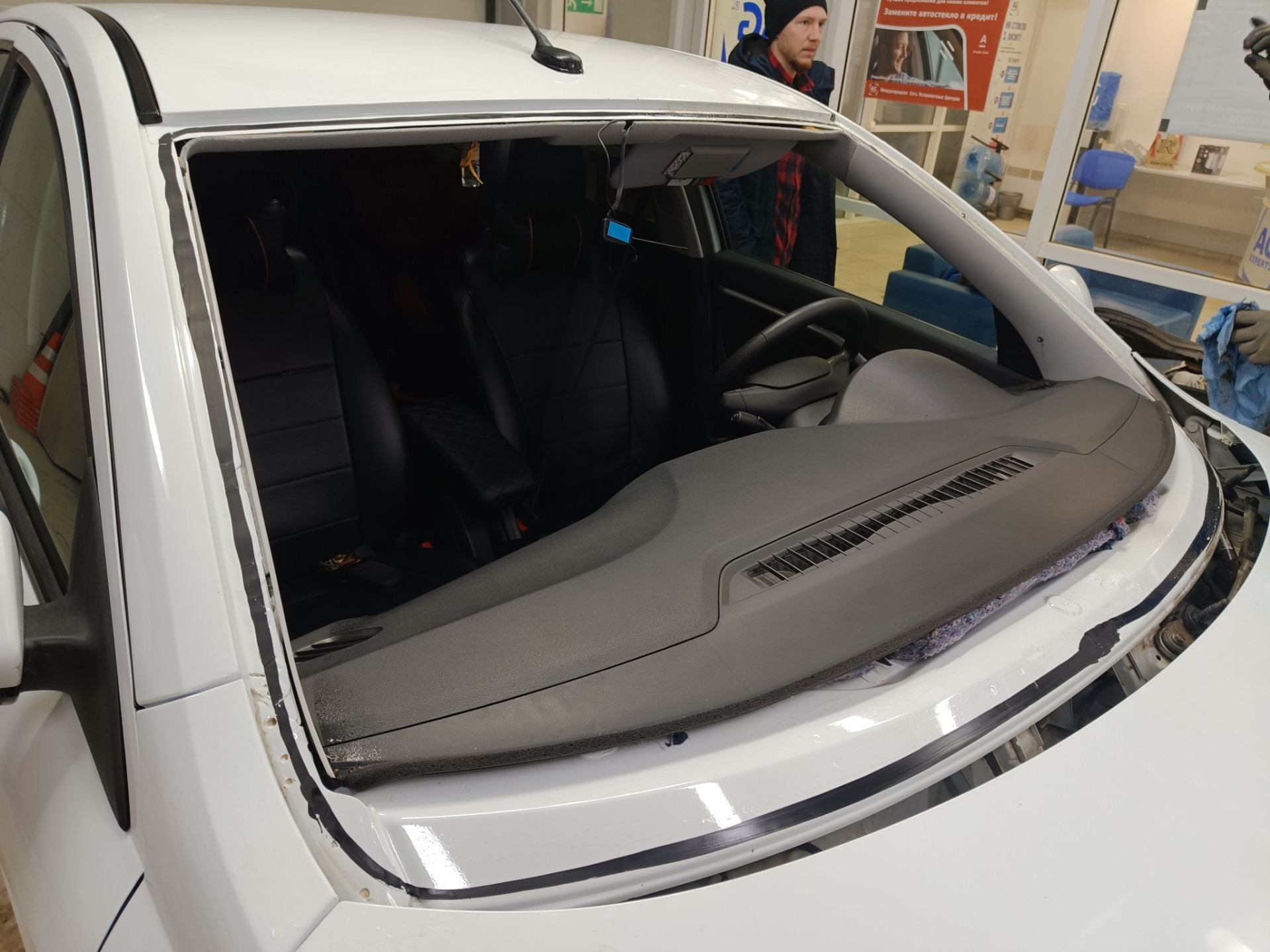 В общем, машина стояла на улице весь ноябрь. Приехал с командировки и утром завёл, а сам пошел домой пить чай пока она грелась. Через пол часа выхожу и вижу, что по всей длине лобовой появилась трещина от небольшого скола — поймал камушек летом, когда ехал на море.

Трещина на всю длину. Стекло SISECAM
Вроде особо и не мешается, но напрягало, что находится на уровне глаз. Так покатался где-то месяц и решил позвонить нескольким фирмам, так сказать узнать цены рынка. Первой фирмой оказалась AG Experts. Цену за стандартное стекло Бор с небольшим затемнением и зелёным оттенком озвучили 7800 рублей. Установка бесплатная. После этого даже звонить не стал другим фирмам, а сразу записался на удобную дату — цена меня устроила. Во время разговора уточнил ещё раз нужную модель стекла с евро-кодом 4592AGS и переспросил точно будет оригинальный Бор, а не какой-то кооператив… Ответили, что будет 100% Бор, который сейчас ставят на конвейер, надо только выбрать вариант его исполнения: с датчиками или без, и т.п. Попросили в день установки заранее заехать на мойку.

А вот и мойка. Прайс — космос для Уфы, одна фаза 600 рублей 🙂 и это только наружка…
После мойки заехал в соседний бокс, где уже весёлые ребята за несколько минут разобрали жабо и сняли старое лобовое.

Старое заводское стекло SISECAM
На фото видно тот самый скол, с которого всё пошло по швам…

Парни срезали лишний герметик и обезжирили поверхность
Видно, что на заводе особо не заморачиваются и наносят герметик так себе. Теперь понятно, почему у некоторых владельцев вода в салоне: на фото можно найти уязвимые места.

Новое стекло установлено. Теперь у нас Бор.
Пол часа и готово!

Стекло ветровое Бор 8450007323 E22 43R-000122 Lamisafe
После того как приклеили, я ещё часик погулял в ближайшем ТЦ пока схватится герметик, вернулся и успел пообщаться с мастерами. Прошло 2 часа и я не спеша поехал домой.

P.s. Парни сказали, что стекла AGS и Бор делают в одном заводе, чему я был удивлён.