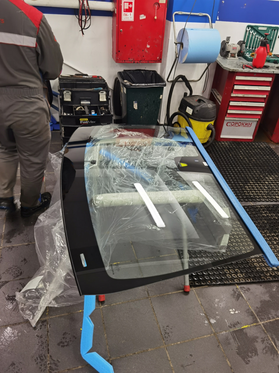 Все предельно просто, поймал камень в лобовое . так бывает . пошла трещина, так тоже бывает 🤷‍♂️

Ну и следует наверно сказать, что как это не удивительно но за 18 лет как я автолюбитель я первый раз меняю лобовое стекло.
Машина "в каске" от Тинькофф. С направлением к официалу .
Замена стекла без справок с франшизой 10000 руб.

Открыл приложение, загрузил фото трещины, через пару часов звонок от менеджера, и в течении дня направление на партнерский профильный сервис (я сам выбрал по локации, от моего офиса 3 минуту, удобно)

Звонок от партнёра "здравствуйте, у нас есть очень хороший вариант, китайский, в наличии"
Я — " нет, только оригинал "
AGexpert — "а у вас сейчас оригинал, тогда надо ждать "
Я — "буду ждать"
AGexpert — "хорошо, мы с вами свяжемся"

1,5 недели и меня ждут на установку .

Замена 40 минут .

Ребята профи, насколько я могу судить ! Но сделали все при мне быстро и красиво 👍
И вот я с новым лобовым.

Итог — каско Тинькофф и работу с ними рекомендую, минимальное количество контактов и желаемый результат .

AGexpert тоже рекомендую, быстро и качественно (гарантия)

Ну и если бы не каско тообошлось бы мне в AGexpert все это за 98000 рубликов . так для информации.
Я параллельно посмотрел стекла по маркету, находил от 70 тысяч (оригинал) без работы .