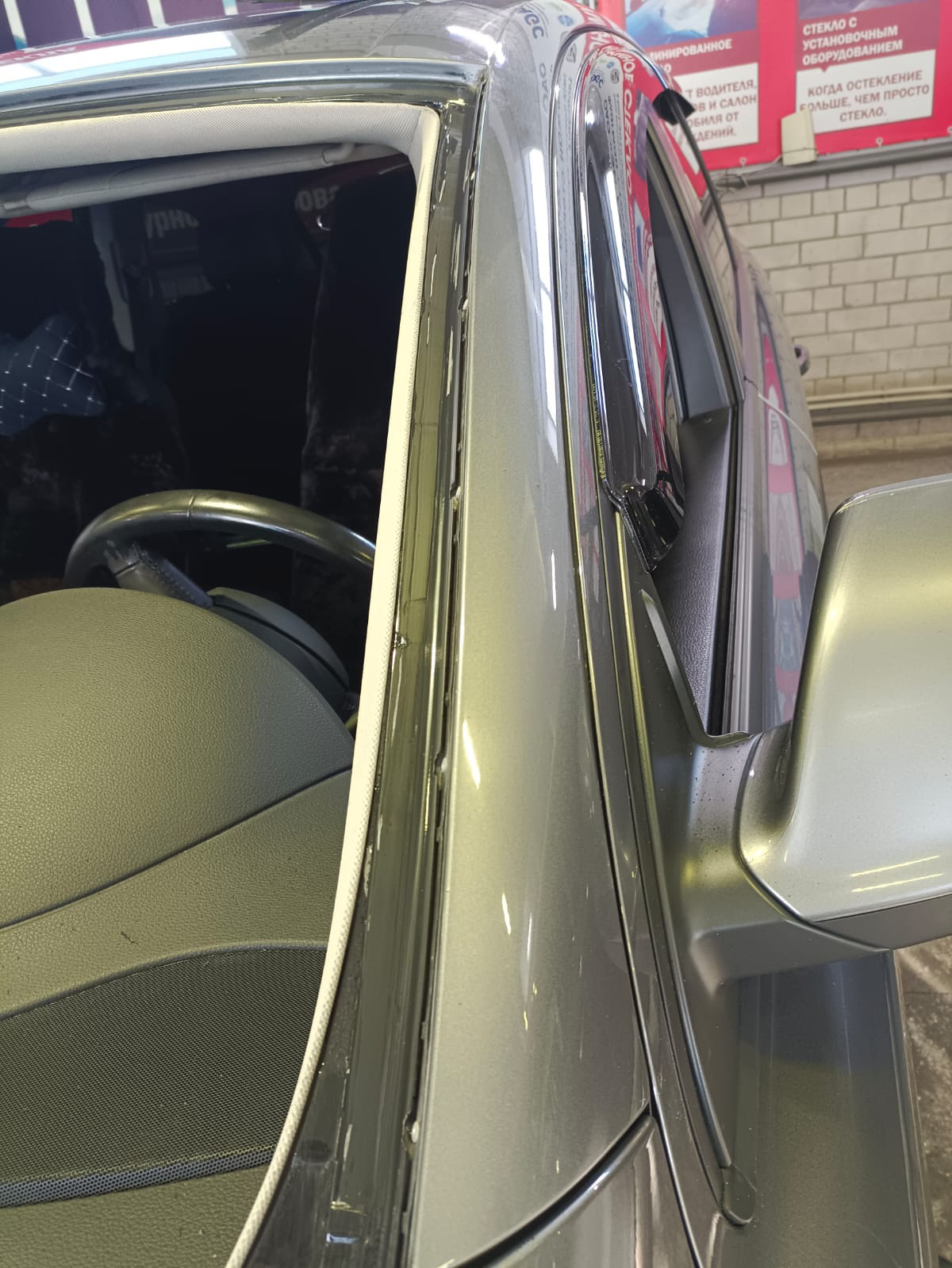 Всех приветствую!
Вот и первое исполнение намеченного плана по замене лобового стекла, стекло поставил новое фирмы NordGlass ибо всякое б/у орига не всегда хорошо и самый большой минус для себя принял то что у нас в Барнауле по наличию не было либо оставляло желать лучшего, вообщем новое есть новое + сделал полностью тонировку атермальной пленкой и полоску 30см. Рамка лобового в отличном состоянии без намеков на ржу это радует!
Что по стеклу; стекло не искажает и не бликует, доволен на все 💯 % и так сказать прозрел от увиденного через него, круто и эффект ВАУ был!

P/S;
Предлагалось два варианта Польша NordGlass за 10800 & Япония AGS за 22300 ну и замена 4500₽ первый вариант в наличии и второй с гарантией на 1 год от производите на одну замену от сколов и трещин.
Тонировка атермалкой + полоса 5% 30см 8000₽
А ну и то что Польша не совсем Польша а скорее всего БОР!


Рекомендую, молодцы все четко и без проволочек!